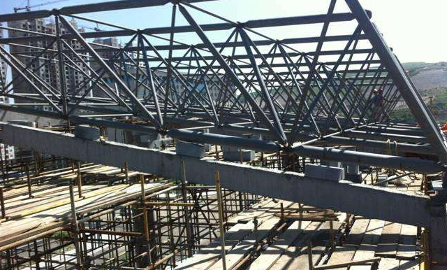 甘南简述网架公司的黑色压型钢板的吊装步履